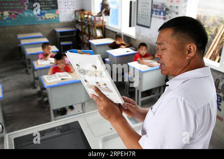 (190829) -- GUIYANG, 29. August 2019 -- Wu Guoxian gibt eine Lektion an Schüler der Gugang Primary School im Dorf Liuguang im Kreis Longli in der autonomen Präfektur Bouyei-Miao von Qiannan, Provinz Guizhou im Südwesten Chinas, 27. August 2019. Die Gugang Primary School im Dorf Liuguang liegt tief in den Bergen und begrüßte sechs Vorschulkinder und vier Erstklässler, als das neue Semester am Montag begann. Sie werden von Wu Guoxian unterrichtet, dem einzigen Schullehrer hier. Wu, 53, arbeitet seit 36 Jahren an der Schule, seit er 1983 an einer Junior High School abschloss. Die Schule hatte ein Dekret Stockfoto