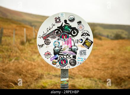 PEAK DISTRICT, GROSSBRITANNIEN - 28. FEBRUAR 2023. Social-Media-Blogger Influencer-Aufkleber auf einem Schild für keine Kraftfahrzeuge in Derbyshire, Großbritannien. Van Life-Konzept. Stockfoto