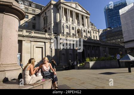 (190829) -- LONDON, 29. August 2019 -- Menschen sitzen außerhalb der Bank of England in London, Großbritannien, 29. August 2019. Das britische Pfund fiel am Mittwoch gegenüber dem US-Dollar und dem Euro zurück, als Reaktion auf den Plan von Premierminister Boris Johnson, das Parlament auszusetzen, um die Chancen der Abgeordneten zu verringern, Gesetze zu verabschieden, um einen Brexit ohne Deal zu blockieren. (Foto von Stephen Chung/Xinhua) GROSSBRITANNIEN-LONDON-PROROGATION-CURRENCY-DOWN HanxYan PUBLICATIONxNOTxINxCHN Stockfoto