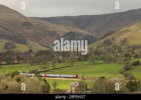 PEAK DISTRICT, GROSSBRITANNIEN - 1. MÄRZ 2023. Personenzug auf der Hope Valley Railway Line, Edale, Derbyshire, UK Stockfoto