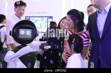 (190829) -- SHANGHAI, 29. August 2019 -- Ein Roboter interagiert mit Besuchern während der World Artificial Intelligence Conference (WAIC) 2019 im ostchinesischen Shanghai, 29. August 2019. Die World Artificial Intelligence Conference (WAIC) 2019 findet von Donnerstag bis Samstag im chinesischen Wirtschaftszentrum Shanghai statt, um die KI-Zusammenarbeit und -Innovation weltweit zu fördern. Mit dem Thema „Intelligente Konnektivität, unendliche Möglichkeiten“ konzentriert sich die diesjährige Veranstaltung auf KI-fähige, qualitativ hochwertige Entwicklung, um die gemeinsamen Probleme in der menschlichen Entwicklung zu bewältigen und ein besseres Leben für die Menschheit zu schaffen. ) (SC Stockfoto