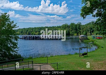 Ein Yachthafen und Park mit Pontons, Booten, Kanus, Kajaks und Bänken, um an einem sonnigen Tag im Sommer in Tennessee am Wasser zu sitzen Stockfoto