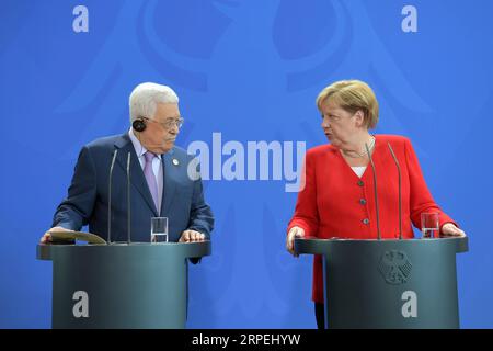 (190829) -- BERLIN, 29. August 2019 -- der palästinensische Präsident Mahmoud Abbas (L) und die deutsche Bundeskanzlerin Angela Merkel nehmen am 29. August 2019 an einer gemeinsamen Pressekonferenz in Berlin Teil. (STR/Xinhua) GERMANY-BERLIN-ABBAS-MERKEL-MEETING guoyu PUBLICATIONxNOTxINxCHN Stockfoto