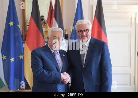 (190829) -- BERLIN, 29. August 2019 -- der palästinensische Präsident Mahmoud Abbas (L) trifft sich mit dem deutschen Präsidenten Frank-Walter Steinmeier in Berlin, 29. August 2019. (STR/Xinhua) GERMANY-BERLIN-ABBAS-STEINMEIER-MEETING guoyu PUBLICATIONxNOTxINxCHN Stockfoto