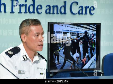 (190829) -- HONGKONG, 29. August 2019 -- Kwok Pak-chung, regionaler Befehlshaber der Insel Hongkong, zeigt ein Beweisbild von Gewaltakten radikaler Demonstranten in den letzten zwei Monaten während einer täglichen Pressekonferenz im südchinesischen Hongkong, 29. August 2019. CHINA-Hongkong-Polizei-PRESSE-KONFERENZ (CN) LiuxDawei PUBLICATIONxNOTxINxCHN Stockfoto