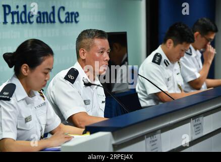 (190829) -- HONG KONG, 29. August 2019 -- Kwok Pak-chung (2. L), regionaler Befehlshaber der Insel Hongkong, nimmt an einer täglichen Pressekonferenz in Hongkong, Südchina, 29. August 2019, Teil. CHINA-Hongkong-Polizei-PRESSE-KONFERENZ (CN) LiuxDawei PUBLICATIONxNOTxINxCHN Stockfoto