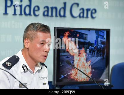 (190829) -- HONGKONG, 29. August 2019 -- Kwok Pak-chung, regionaler Befehlshaber der Insel Hongkong, zeigt ein Beweisbild von Gewaltakten radikaler Demonstranten in den letzten zwei Monaten während einer täglichen Pressekonferenz im südchinesischen Hongkong, 29. August 2019. CHINA-Hongkong-Polizei-PRESSE-KONFERENZ (CN) LiuxDawei PUBLICATIONxNOTxINxCHN Stockfoto