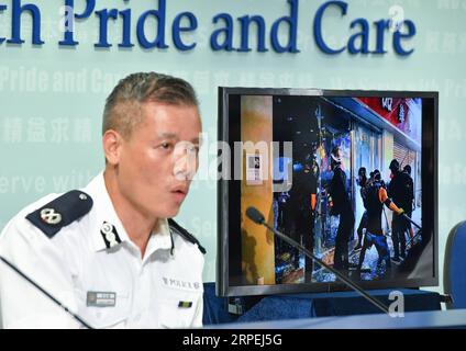 (190829) -- HONGKONG, 29. August 2019 -- Kwok Pak-chung, regionaler Befehlshaber der Insel Hongkong, zeigt ein Beweisbild von Gewaltakten radikaler Demonstranten in den letzten zwei Monaten während einer täglichen Pressekonferenz im südchinesischen Hongkong, 29. August 2019. CHINA-Hongkong-Polizei-PRESSE-KONFERENZ (CN) LiuxDawei PUBLICATIONxNOTxINxCHN Stockfoto