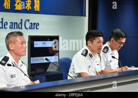 (190829) -- HONG KONG, 29. August 2019 -- TSE Chun-chung (C), Chefsuperintendent der Public Relations-Abteilung der Polizei in Hongkong, erläutert die Presse über die Bedrohung von Kindern von Polizeibeamten, die in den sozialen Medien während einer täglichen Pressekonferenz im südchinesischen Hongkong am 29. August 2019 veröffentlicht wurden. CHINA-Hongkong-Polizei-PRESSE-KONFERENZ (CN) LiuxDawei PUBLICATIONxNOTxINxCHN Stockfoto