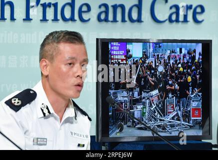 (190829) -- HONGKONG, 29. August 2019 -- Kwok Pak-chung, regionaler Befehlshaber der Insel Hongkong, zeigt ein Beweisbild von Gewaltakten radikaler Demonstranten in den letzten zwei Monaten während einer täglichen Pressekonferenz im südchinesischen Hongkong, 29. August 2019. CHINA-Hongkong-Polizei-PRESSE-KONFERENZ (CN) LiuxDawei PUBLICATIONxNOTxINxCHN Stockfoto