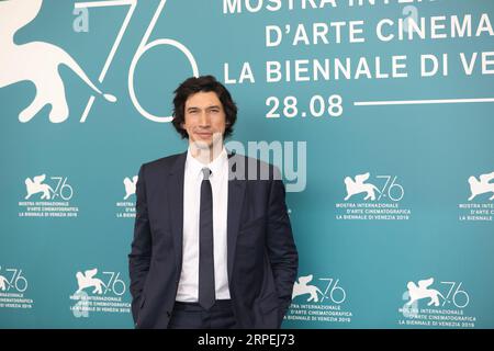 (190829) -- VENEDIG, 29. Aug. 2019 -- Schauspieler Adam Driver nimmt am 29. Aug. 2019 während des 76. Internationalen Filmfestivals von Venedig in Venedig an einem Fototermin für den Film Ehe Story Teil. ITALIEN-VENEDIG-FILMFESTIVAL- EHEGESCHICHTE CHENGXTINGTING PUBLICATIONXNOTXINXCHN Stockfoto