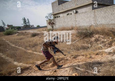 (190829) -- TRIPOLI, 29. August 2019 -- Ein Kämpfer der von den Vereinten Nationen unterstützten Regierung Libyens wird während der Auseinandersetzungen mit der Libyschen Nationalarmee (LNA) in Ost-Libyen am 29. August 2019 an der Al-Yarmook-Frontlinie in Tripoli, Libyen, gesehen. (Foto: /Xinhua) LIBYEN-TRIPOLI-KONFLIKT AmruxSalahuddien PUBLICATIONxNOTxINxCHN Stockfoto