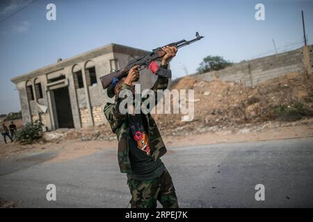 (190829) -- TRIPOLI, 29. August 2019 -- Ein Kämpfer der von den Vereinten Nationen unterstützten Regierung Libyens von National Accord brennt während der Zusammenstöße mit der Libyschen Nationalarmee (LNA) im Osten an der Al-Yarmook-Frontlinie in Tripoli, Libyen, am 29. August 2019. (Foto: /Xinhua) LIBYEN-TRIPOLI-KONFLIKT AmruxSalahuddien PUBLICATIONxNOTxINxCHN Stockfoto