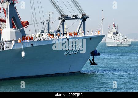 (190830) -- PEKING, 30. August 2019 -- Fregatte Weifang (L) und Zerstörer Xining verlassen einen Hafen in Qingdao, ostchinesische Provinz Shandong, 29. August 2019. Die 33. Flotte der chinesischen Volksbefreiungsarmee (PLA) verließ am Donnerstag die Hafenstadt Qingdao in der ostchinesischen Provinz Shandong zum Golf von Aden, um zivile Schiffe zu eskortieren. XINHUA FOTOS DES TAGES LixZiheng PUBLICATIONxNOTxINxCHN Stockfoto