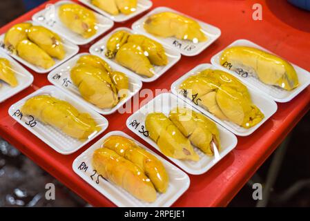 Viele gefüllte und verpackte Durianobst auf einem Stand auf dem Kuala Lumpur Markt Stockfoto