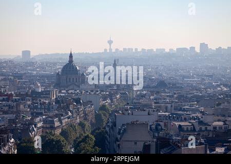 Blick auf Paris vom Dach des Triumphbogens mit der Pariser Eglise Saint-Augustin, dem Cercle National des Armées, der Eglise de la Trinité A Stockfoto