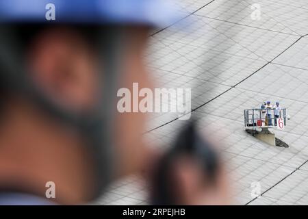 (190830) -- PINGTANG, 30. Aug. 2019 -- Mitarbeiter führen Wartungsarbeiten am chinesischen Fünfthunderter-Meter-Aperture-Spherical-Radio-Teleskop (FAST) in der südwestchinesischen Provinz Guizhou durch, 28. Aug. 2019. Chinas fünfhundert Meter großes Aperture Spherical Radio Telescope (FAST), das weltweit größte Einzelschüssel-Radioteleskop, hat seit Oktober 2017 93 neue Pulsare identifiziert, teilte das Forscherteam am Freitag mit. ) (SCI-TECH)CHINA-GUIZHOU-FAST TELESKOP-PULSARE (CN) OUXDONGQU PUBLICATIONXNOTXINXCHN Stockfoto