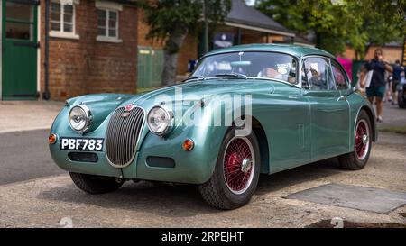 1959 Jaguar XK150 „PBF783“ auf dem Bicester Schwungrad, das am 17. Juni 2023 im Bicester Heritage Centre stattfand. Stockfoto