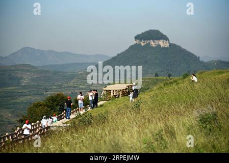 (190830) -- MENGYIN, 30. August 2019 -- Touristen besuchen den landschaftlich reizvollen Ort Daigu in der ostchinesischen Provinz Shandong, 30. August 2019. Daigu, eine burgenförmige Landformation, ist eine Landform, die in den zentralen und südlichen Teilen der Provinz Shandong, insbesondere in der Region des Yimeng Mountain, einzigartig ist. Yimengshan Geopark erhielt 2019 das UNESCO Global Geopark Label. CHINA-SHANDONG-GEOPARK-DAIGU LANDFORM (CN) WANGXKAI PUBLICATIONXNOTXINXCHN Stockfoto