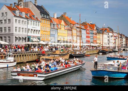 KOPENHAGEN, DÄNEMARK - 18. Juni 2006. Touristenboot und Touristenmassen besuchen die berühmte Nyhavn-Küste aus dem 17. Jahrhundert in Kopenhagen, Dänemark Stockfoto