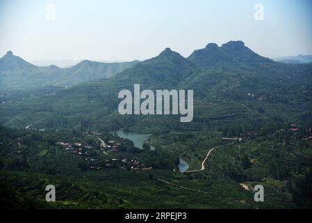 (190830) -- MENGYIN, 30. August 2019 -- Foto aufgenommen am 30. August 2019 zeigt den landschaftlich reizvollen Ort Daigu in der ostchinesischen Provinz Shandong. Daigu, eine burgenförmige Landformation, ist eine Landform, die in den zentralen und südlichen Teilen der Provinz Shandong, insbesondere in der Region des Yimeng Mountain, einzigartig ist. Yimengshan Geopark erhielt 2019 das UNESCO Global Geopark Label. CHINA-SHANDONG-GEOPARK-DAIGU LANDFORM (CN) WANGXKAI PUBLICATIONXNOTXINXCHN Stockfoto