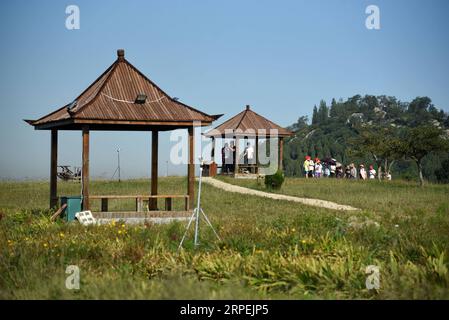 (190830) -- MENGYIN, 30. August 2019 -- Touristen besuchen den landschaftlich reizvollen Ort Daigu in der ostchinesischen Provinz Shandong, 30. August 2019. Daigu, eine burgenförmige Landformation, ist eine Landform, die in den zentralen und südlichen Teilen der Provinz Shandong, insbesondere in der Region des Yimeng Mountain, einzigartig ist. Yimengshan Geopark erhielt 2019 das UNESCO Global Geopark Label. CHINA-SHANDONG-GEOPARK-DAIGU LANDFORM (CN) WANGXKAI PUBLICATIONXNOTXINXCHN Stockfoto