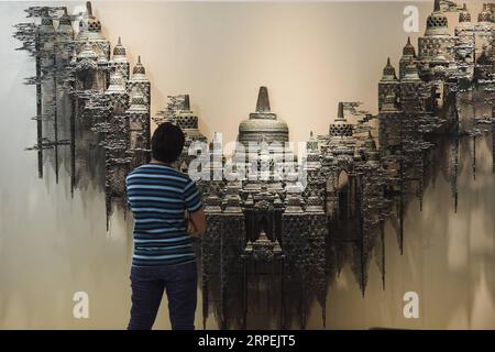 (190830) -- JAKARTA, 30. August 2019 -- Ein Besucher sieht eine Kunstinstallation während Art Jakarta 2019 in Jakarta, Indonesien. August 30, 2019. Art Jakarta 2019 ist eine Kunstmesse, die vom 30. August bis 1. September stattfindet und an der mehr als 70 lokale und internationale Galerien teilnehmen. ) INDONESIEN-JAKARTA-ART-MESSE AGUNGXKUNCAHYAXB. PUBLICATIONxNOTxINxCHN Stockfoto