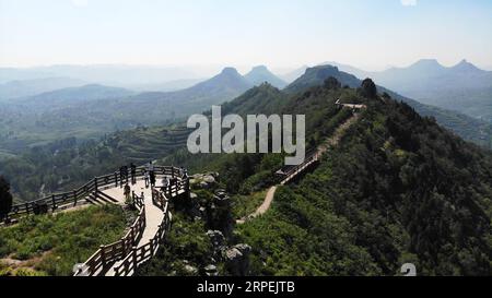 (190830) -- MENGYIN, 30. August 2019 -- Luftaufnahme zeigt Touristen, die den landschaftlich reizvollen Ort Daigu in der ostchinesischen Provinz Shandong besuchen, 30. August 2019. Daigu, eine burgenförmige Landformation, ist eine Landform, die in den zentralen und südlichen Teilen der Provinz Shandong, insbesondere in der Region des Yimeng Mountain, einzigartig ist. Yimengshan Geopark erhielt 2019 das UNESCO Global Geopark Label. CHINA-SHANDONG-GEOPARK-DAIGU LANDFORM (CN) WANGXKAI PUBLICATIONXNOTXINXCHN Stockfoto