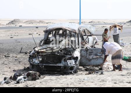 (190830) -- ADEN, 30. Aug. 2019 (Xinhua) -- Lokale kontrollieren Autos, die am 30. Aug. 2019 bei Luftangriffen am Stadtrand von Aden, Jemen, zerstört wurden. Das jemenitische Verteidigungsministerium hat am Donnerstag die Vereinigten Arabischen Emirate (VAE) gesprengt, weil sie zehn Luftangriffe gestartet haben, bei denen etwa 300 Soldaten der jemenitischen Regierung getötet und verletzt wurden. (Foto von Murad Abdo/Xinhua) JEMEN-ADEN-OUTSKIRTS-AIRSTRIKE PUBLICATIONxNOTxINxCHN Stockfoto