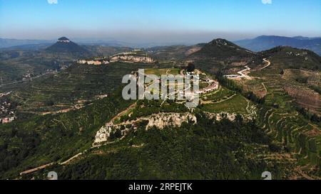 (190830) -- MENGYIN, 30. Aug. 2019 -- Luftaufnahme vom 30. Aug. 2019 zeigt den landschaftlich reizvollen Ort Daigu in der ostchinesischen Provinz Shandong. Daigu, eine burgenförmige Landformation, ist eine Landform, die in den zentralen und südlichen Teilen der Provinz Shandong, insbesondere in der Region des Yimeng Mountain, einzigartig ist. Yimengshan Geopark erhielt 2019 das UNESCO Global Geopark Label. CHINA-SHANDONG-GEOPARK-DAIGU LANDFORM (CN) WANGXKAI PUBLICATIONXNOTXINXCHN Stockfoto