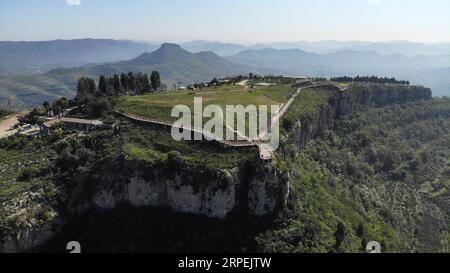 (190830) -- MENGYIN, 30. Aug. 2019 -- Luftaufnahme vom 30. Aug. 2019 zeigt den landschaftlich reizvollen Ort Daigu in der ostchinesischen Provinz Shandong. Daigu, eine burgenförmige Landformation, ist eine Landform, die in den zentralen und südlichen Teilen der Provinz Shandong, insbesondere in der Region des Yimeng Mountain, einzigartig ist. Yimengshan Geopark erhielt 2019 das UNESCO Global Geopark Label. CHINA-SHANDONG-GEOPARK-DAIGU LANDFORM (CN) WANGXKAI PUBLICATIONXNOTXINXCHN Stockfoto