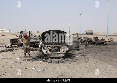 (190830) -- ADEN, 30. Aug. 2019 (Xinhua) -- Ein Mann kontrolliert Autos, die am 30. Aug. 2019 bei Luftangriffen am Stadtrand von Aden, Jemen, zerstört wurden. Das jemenitische Verteidigungsministerium hat am Donnerstag die Vereinigten Arabischen Emirate (VAE) gesprengt, weil sie zehn Luftangriffe gestartet haben, bei denen etwa 300 Soldaten der jemenitischen Regierung getötet und verletzt wurden. (Foto von Murad Abdo/Xinhua) JEMEN-ADEN-OUTSKIRTS-AIRSTRIKE PUBLICATIONxNOTxINxCHN Stockfoto