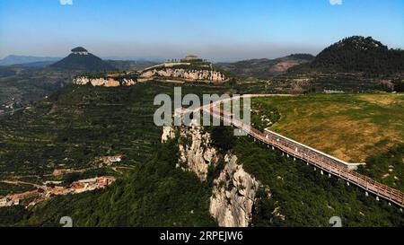 (190830) -- MENGYIN, 30. August 2019 -- Luftaufnahme zeigt Touristen, die den landschaftlich reizvollen Ort Daigu in der ostchinesischen Provinz Shandong besuchen, 30. August 2019. Daigu, eine burgenförmige Landformation, ist eine Landform, die in den zentralen und südlichen Teilen der Provinz Shandong, insbesondere in der Region des Yimeng Mountain, einzigartig ist. Yimengshan Geopark erhielt 2019 das UNESCO Global Geopark Label. CHINA-SHANDONG-GEOPARK-DAIGU LANDFORM (CN) WANGXKAI PUBLICATIONXNOTXINXCHN Stockfoto