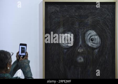 (190830) -- JAKARTA, 30. August 2019 -- Ein Besucher fotografiert Ein Gemälde während der Art Jakarta 2019 in Jakarta, Indonesien. August 30, 2019. Art Jakarta 2019 ist eine Kunstmesse, die vom 30. August bis 1. September stattfindet und an der mehr als 70 lokale und internationale Galerien teilnehmen. ) INDONESIEN-JAKARTA-ART-MESSE AGUNGXKUNCAHYAXB. PUBLICATIONxNOTxINxCHN Stockfoto