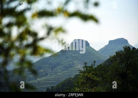 (190830) -- MENGYIN, 30. August 2019 -- Foto aufgenommen am 30. August 2019 zeigt den landschaftlich reizvollen Ort Daigu in der ostchinesischen Provinz Shandong. Daigu, eine burgenförmige Landformation, ist eine Landform, die in den zentralen und südlichen Teilen der Provinz Shandong, insbesondere in der Region des Yimeng Mountain, einzigartig ist. Yimengshan Geopark erhielt 2019 das UNESCO Global Geopark Label. CHINA-SHANDONG-GEOPARK-DAIGU LANDFORM (CN) WANGXKAI PUBLICATIONXNOTXINXCHN Stockfoto