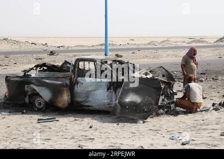 (190830) -- ADEN, 30. Aug. 2019 (Xinhua) -- Lokale überprüfen ein Auto, das am 30. Aug. 2019 bei Luftangriffen am Stadtrand von Aden, Jemen, zerstört wurde. Das jemenitische Verteidigungsministerium hat am Donnerstag die Vereinigten Arabischen Emirate (VAE) gesprengt, weil sie zehn Luftangriffe gestartet haben, bei denen etwa 300 Soldaten der jemenitischen Regierung getötet und verletzt wurden. (Foto von Murad Abdo/Xinhua) JEMEN-ADEN-OUTSKIRTS-AIRSTRIKE PUBLICATIONxNOTxINxCHN Stockfoto