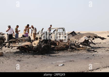 (190830) -- ADEN, 30. Aug. 2019 (Xinhua) -- Lokale kontrollieren Autos, die am 30. Aug. 2019 bei Luftangriffen am Stadtrand von Aden, Jemen, zerstört wurden. Das jemenitische Verteidigungsministerium hat am Donnerstag die Vereinigten Arabischen Emirate (VAE) gesprengt, weil sie zehn Luftangriffe gestartet haben, bei denen etwa 300 Soldaten der jemenitischen Regierung getötet und verletzt wurden. (Foto von Murad Abdo/Xinhua) JEMEN-ADEN-OUTSKIRTS-AIRSTRIKE PUBLICATIONxNOTxINxCHN Stockfoto