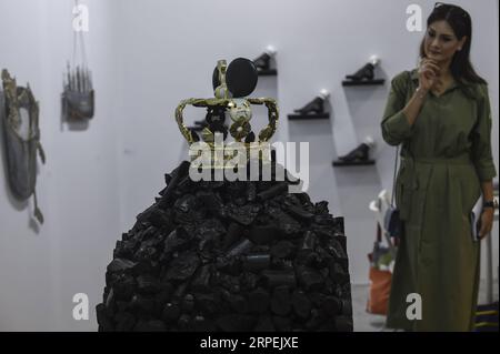 (190830) -- JAKARTA, 30. August 2019 -- Eine Frau sieht eine Kunstinstallation während Art Jakarta 2019 in Jakarta, Indonesien. August 30, 2019. Art Jakarta 2019 ist eine Kunstmesse, die vom 30. August bis 1. September stattfindet und an der mehr als 70 lokale und internationale Galerien teilnehmen. ) INDONESIEN-JAKARTA-ART-MESSE AGUNGXKUNCAHYAXB. PUBLICATIONxNOTxINxCHN Stockfoto