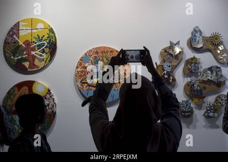 (190830) -- JAKARTA, 30. August 2019 -- Ein Besucher fotografiert eine Kunstinstallation während Art Jakarta 2019 in Jakarta, Indonesien. August 30, 2019. Art Jakarta 2019 ist eine Kunstmesse, die vom 30. August bis 1. September stattfindet und an der mehr als 70 lokale und internationale Galerien teilnehmen. ) INDONESIEN-JAKARTA-ART-MESSE AGUNGXKUNCAHYAXB. PUBLICATIONxNOTxINxCHN Stockfoto