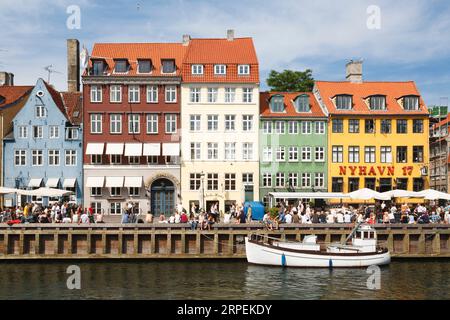 KOPENHAGEN, DÄNEMARK - 18. Juni 2006. Farbenfrohe Gebäude an der berühmten Nyhavn-Uferpromenade aus dem 17. Jahrhundert in Kopenhagen, Dänemark Stockfoto