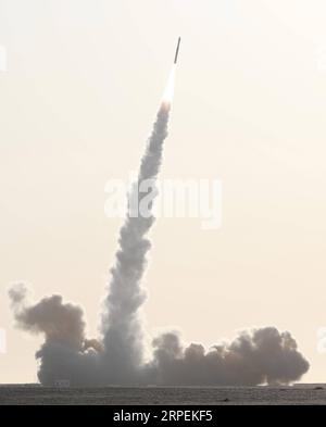 China, Raketenstart in JIUQUAN (190831) -- JIUQUAN, 31. August 2019 -- zwei Satelliten für technologische Experimente werden am 31. August 2019 von einer Kuaizhou-1A oder KZ-1A Trägerrakete vom Jiuquan Satellite Launch Center in der nordwestchinesischen Provinz Gansu in den Weltraum geschickt. Die Rakete explodierte um 7:41 Uhr und schickte die beiden Satelliten in ihre geplante Umlaufbahn. Kuaizhou-1A, was „Speedy Vessel“ bedeutet, ist eine kostengünstige Festbrennstofftragerrakete mit hoher Zuverlässigkeit und kurzer Vorbereitungszeit. Die Rakete, die von einem Unternehmen der China Aerospace Science and Industry Corporation entwickelt wurde, wird hauptsächlich eingesetzt Stockfoto