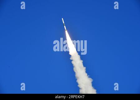 China, Raketenstart in JIUQUAN (190831) -- JIUQUAN, 31. August 2019 (Xinhua) -- zwei Satelliten für technologische Experimente werden am 31. August 2019 von einer Kuaizhou-1A oder KZ-1A Trägerrakete vom Jiuquan Satellite Launch Center in der nordwestchinesischen Provinz Gansu in den Weltraum geschickt. Die Rakete explodierte um 7:41 Uhr und schickte die beiden Satelliten in ihre geplante Umlaufbahn. Kuaizhou-1A, was „Speedy Vessel“ bedeutet, ist eine kostengünstige Festbrennstofftragerrakete mit hoher Zuverlässigkeit und kurzer Vorbereitungszeit. Die Rakete, die von einem Unternehmen der China Aerospace Science and Industry Corporation entwickelt wurde, ist die Hauptrolle Stockfoto