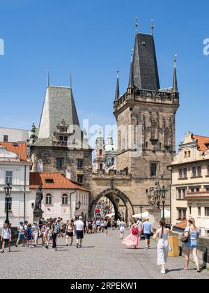 Die beiden Türme und das Tor am Ende der Karlsbrücke markieren den Eingang zur Kleinstadt (Malá Strana), Prag. Stockfoto