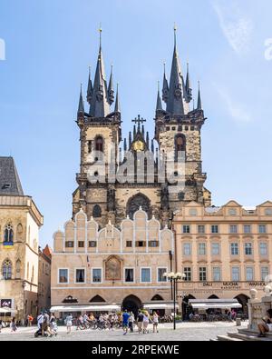 Prag, Tschechische Republik - 27. Juni 2022: Gotische Kirche Gottesmutter vor Týn aus dem 14. Jahrhundert, vom Altstädter Ring aus gesehen. Stockfoto