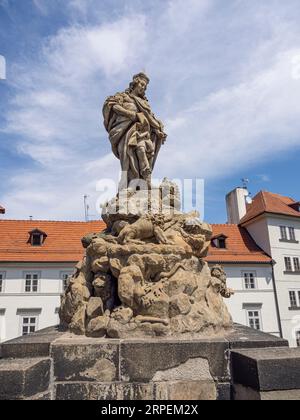 Die Statue des Heiligen Vitus von Ferdinand Brokoff auf der Karlsbrücke in Prag zeigt den heiligen, der über einer Höhle von Löwen steht. Stockfoto