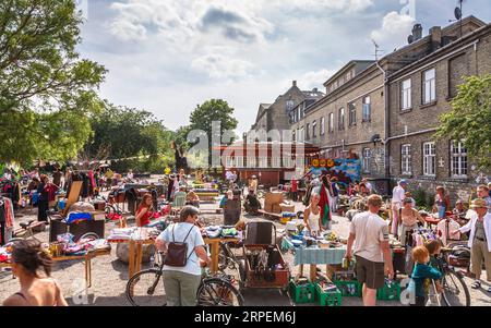 KOPENHAGEN, DÄNEMARK - 18. Juni 2006. Der lebhafte Flohmarkt in Freetown Christiania, einer absichtlichen Gemeinde und Haupttouristenattraktion in Kopenhagen Denma Stockfoto