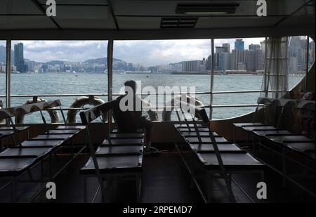 (190901) -- PEKING, 1. September 2019 -- Ein Passagier nimmt die Star Ferry von Hong Kong Island nach Tsim Sha Tsui in Hong Kong, Südchina, 18. August 2019. Das günstige internationale Image Hongkongs und das günstige Geschäftsumfeld sind durch gewaltsame und störende Proteste seit mehr als zwei Monaten geschwächt. Die unmittelbaren und negativen Auswirkungen der Störungen auf die Wirtschaft sind im Einzelhandel, in der Gastronomie und im Fremdenverkehr zu sehen, die aufgrund des drastischen Rückgangs von Umsatz, Kundenzahlen und Einnahmen auf Entlassungen zurückgreifen müssen. In der Periode Juni-Juli durchschnittliche Einkommen für Tourismusarbeiter plu Stockfoto