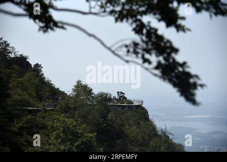 (190901) -- FEIXIAN, 1. September 2019 -- Besuchertour am malerischen Ort Tianmeng Mountain in Feixian County der Stadt Linyi, ostchinesische Provinz Shandong, 31. August 2019. ) CHINA-SHANDONG-TIANMENG MOUNTAIN (CN) WangxKai PUBLICATIONxNOTxINxCHN Stockfoto