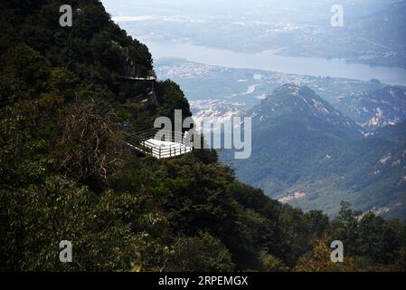 (190901) -- FEIXIAN, 1. September 2019 -- Eine Besuchertour am malerischen Ort Tianmeng Mountain in Feixian County der Stadt Linyi, ostchinesische Provinz Shandong, 31. August 2019. ) CHINA-SHANDONG-TIANMENG MOUNTAIN (CN) WangxKai PUBLICATIONxNOTxINxCHN Stockfoto