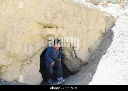 (190901) -- NGARI, 1. Sept. 2019 (Xinhua) -- Basang Cering überprüft die Ruinen des Königreichs Guge in der Präfektur Zanda County of Ngari, der autonomen Region Tibet im Südwesten Chinas, 30. Juli 2019. Jedes Jahr besuchen etwa 100.000 Menschen die Ruinen eines geheimnisvollen antiken Königreichs im Westen Tibets. Die meisten sind Touristen, die kurz durchfahren, aber nicht Basang Cering. Der 30-jährige Mann bewahrt seit 2013 die Reliquien des Königreichs Guge im Zanda County, Präfektur Ngari, der autonomen Region Tibet im Südwesten Chinas. Er studierte eine traditionelle tibetanische Maltechnik namens Thangka an der Tibet University, A Stockfoto